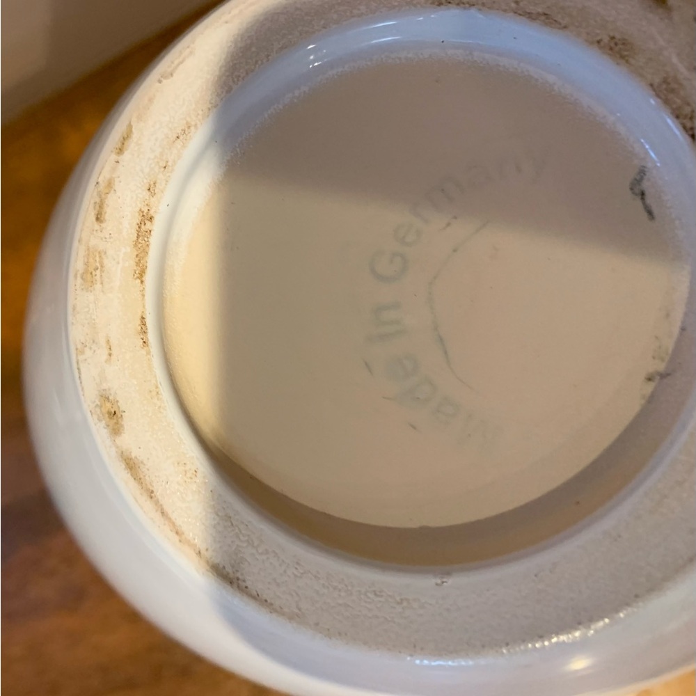Elegant White Ceramic Bowl - Picture 3 of 4